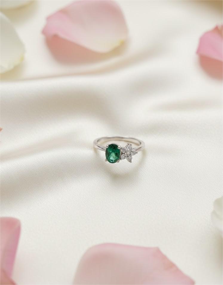 Emerald Bloom Silver Ring - Image 2